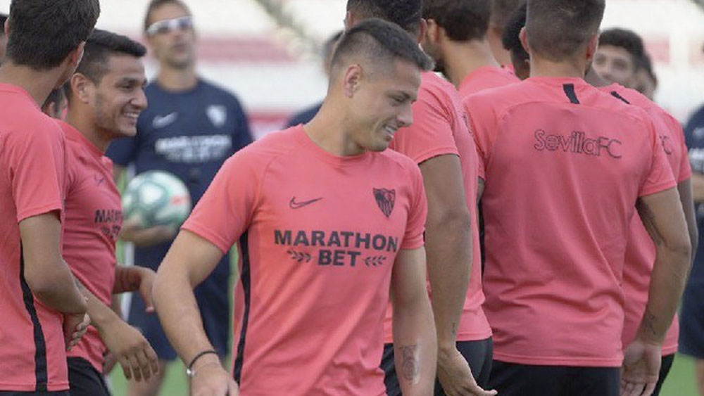 Chicharito entrena por primera vez con el Sevilla