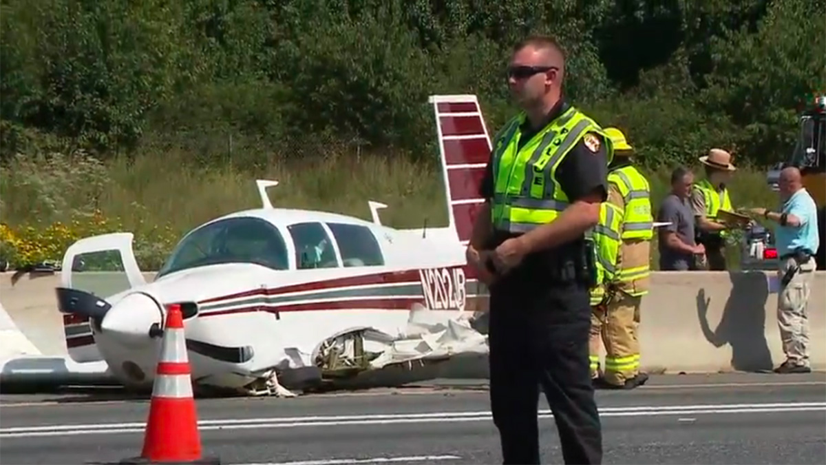 Avión pequeño impacta auto en carretera de Maryland