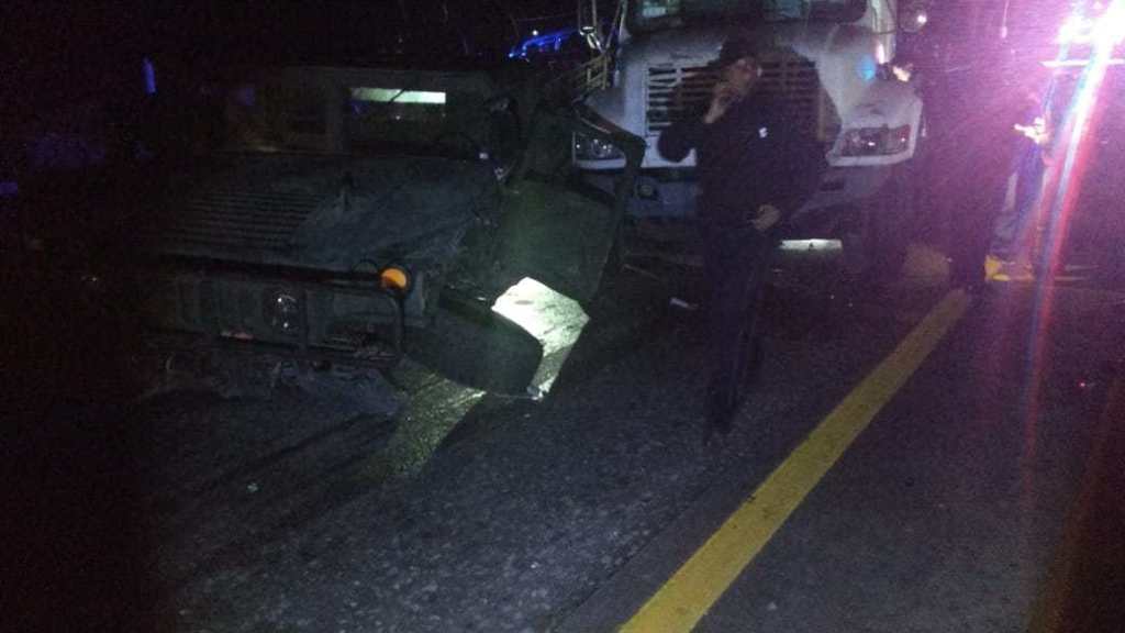 Choca camión contra vehículo de la Sedena en el Estado de México - choqua-camion-con-camioneta-de-la-sedena-en-tepetlaoxtoc