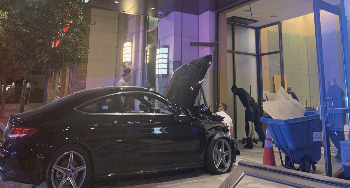 Auto choca contra edificio de departamentos de Donald Trump