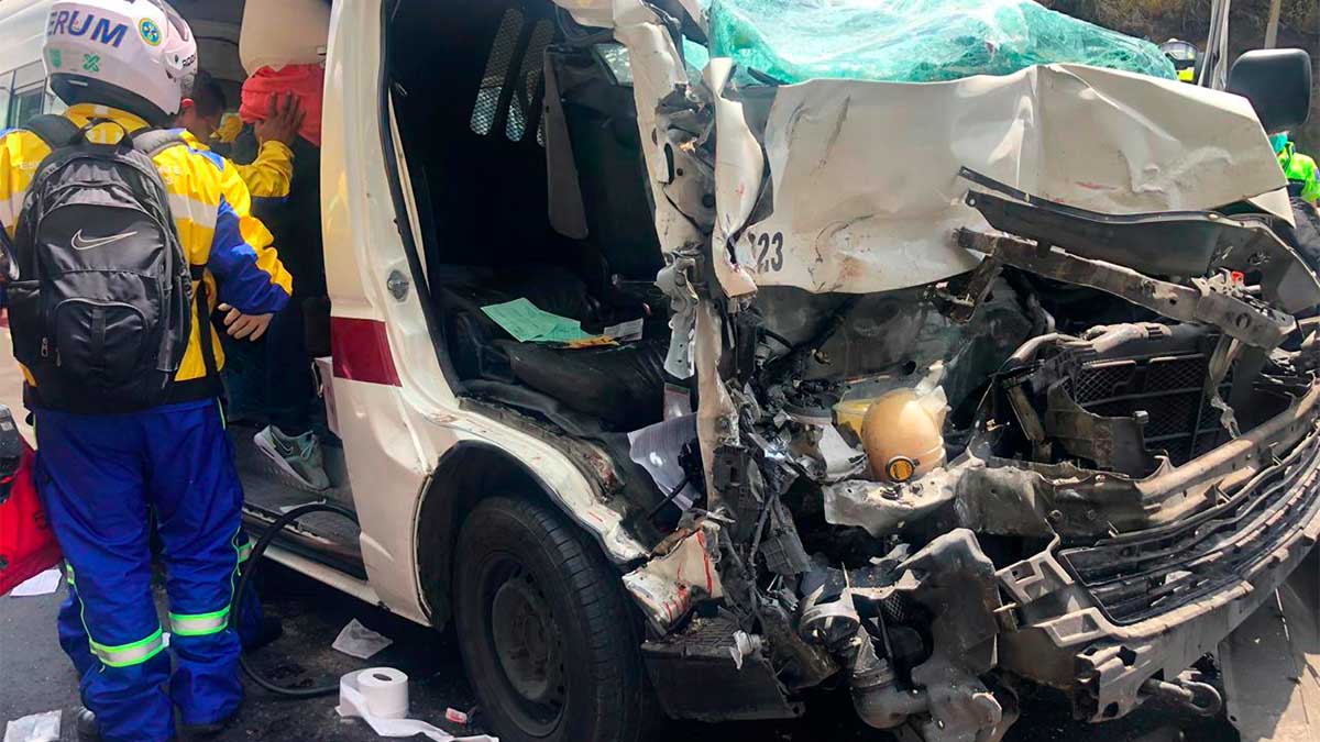 Choque de combi en la autopista México-Pachuca deja 10 lesionados