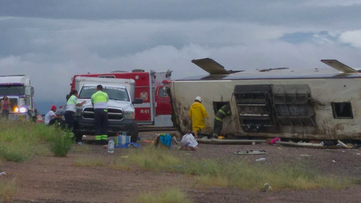 Volcadura de autobús deja seis muertos y al menos 33 lesionados en Sonora