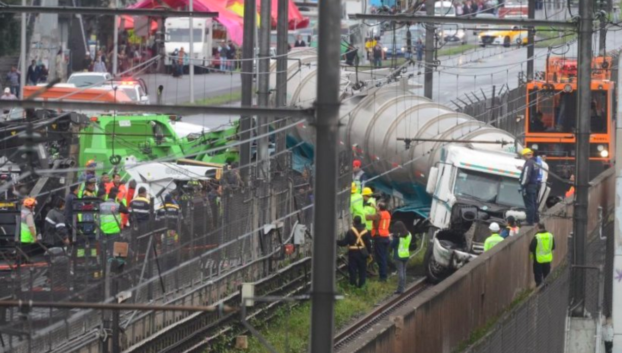 Metro Tepalcates podría reanudar operaciones el lunes tras choque de pipa