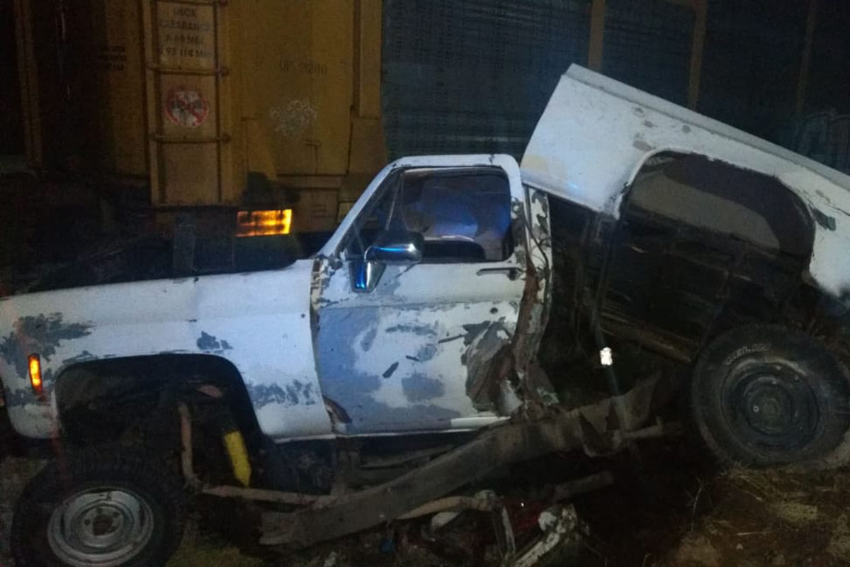 Muere conductor de la tercera edad por intentar ganarle el paso al tren - choque-tren-camioneta