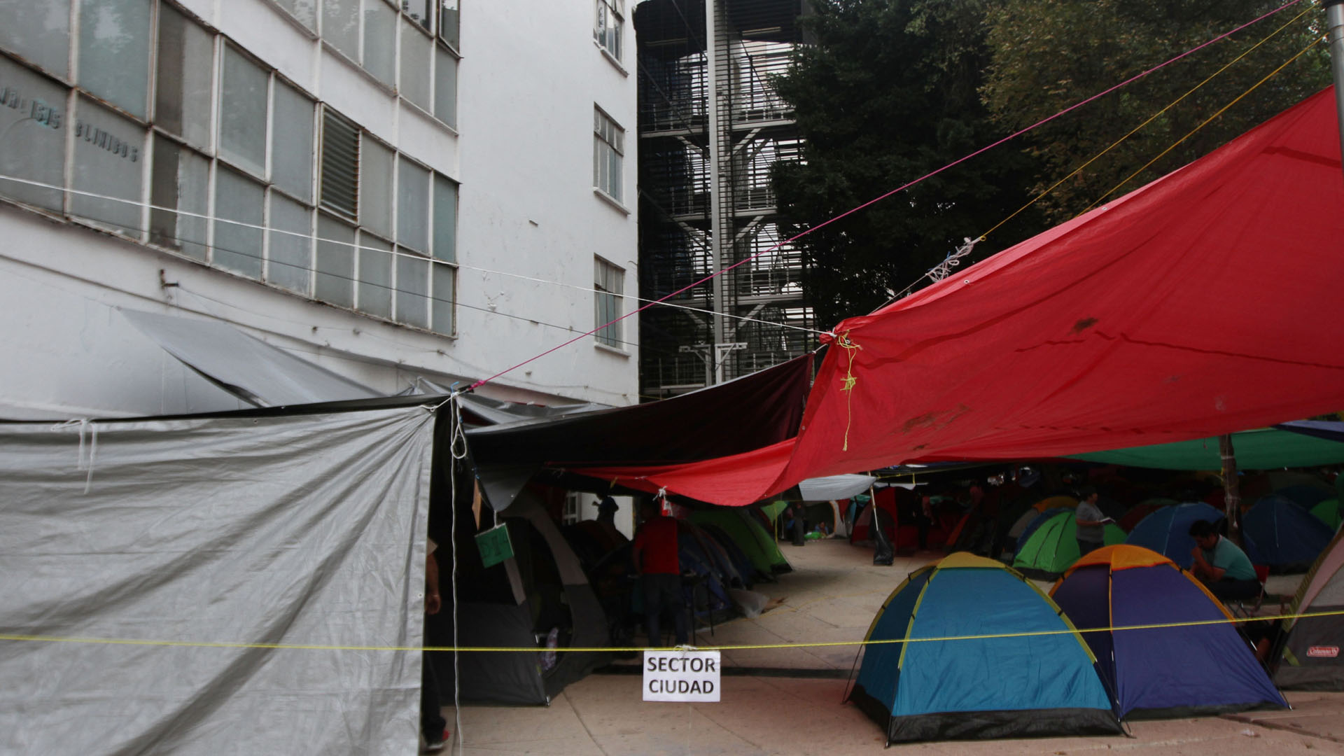 CNTE continúa plantón afuera del Senado de la República