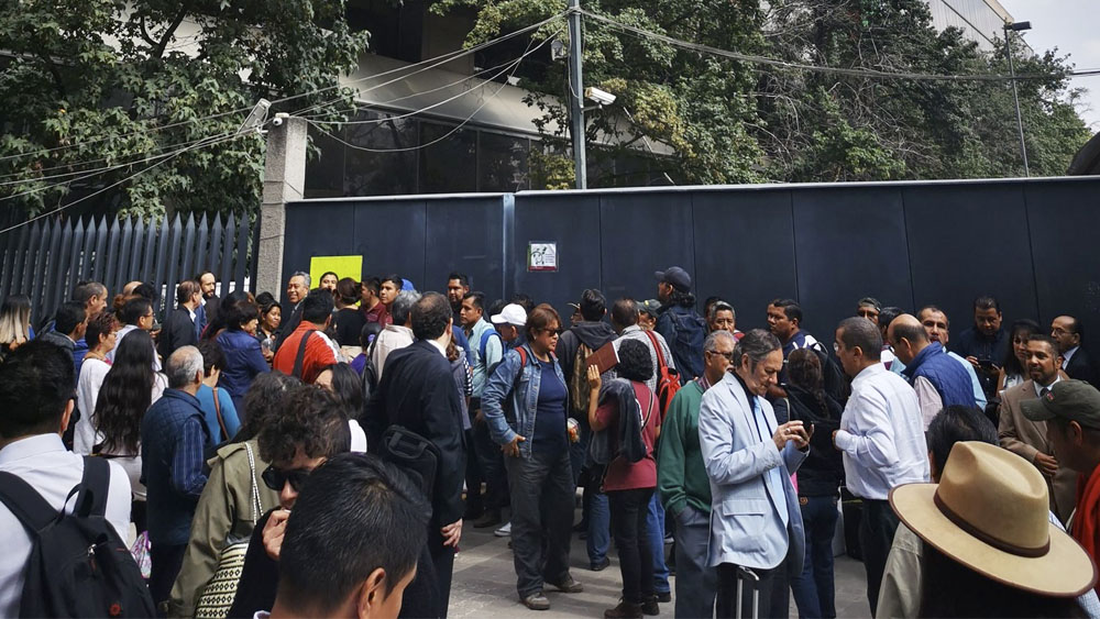 Integrantes de la CNTE liberan avenida Universidad