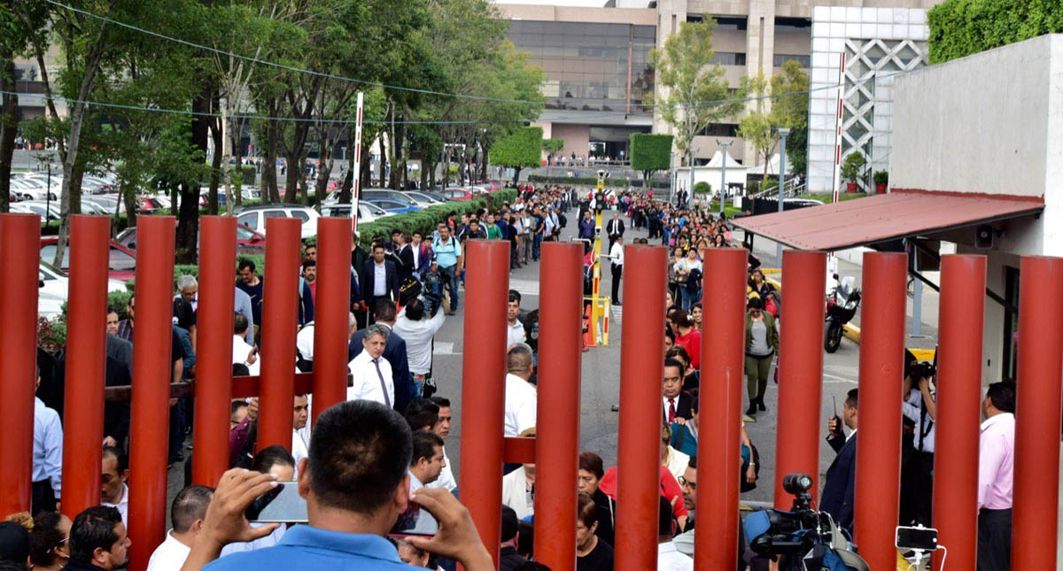 Militantes de la CNTE retiran plantón de la Cámara de Diputados