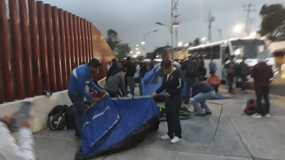 CNTE instala plantón en inmediaciones de la Cámara de Diputados CNTE instala plantón en inmediaciones de la Cámara de Diputados