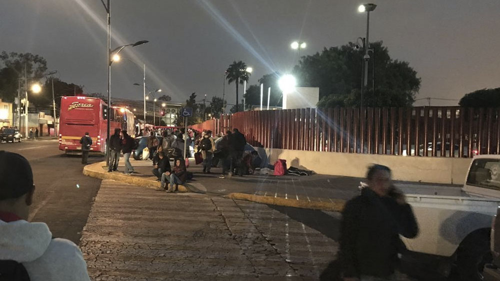 Continúa plantón de la CNTE en inmediaciones de la Cámara de Diputados