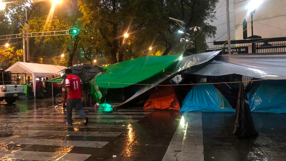 CNTE mantiene plantón en inmediaciones del Senado