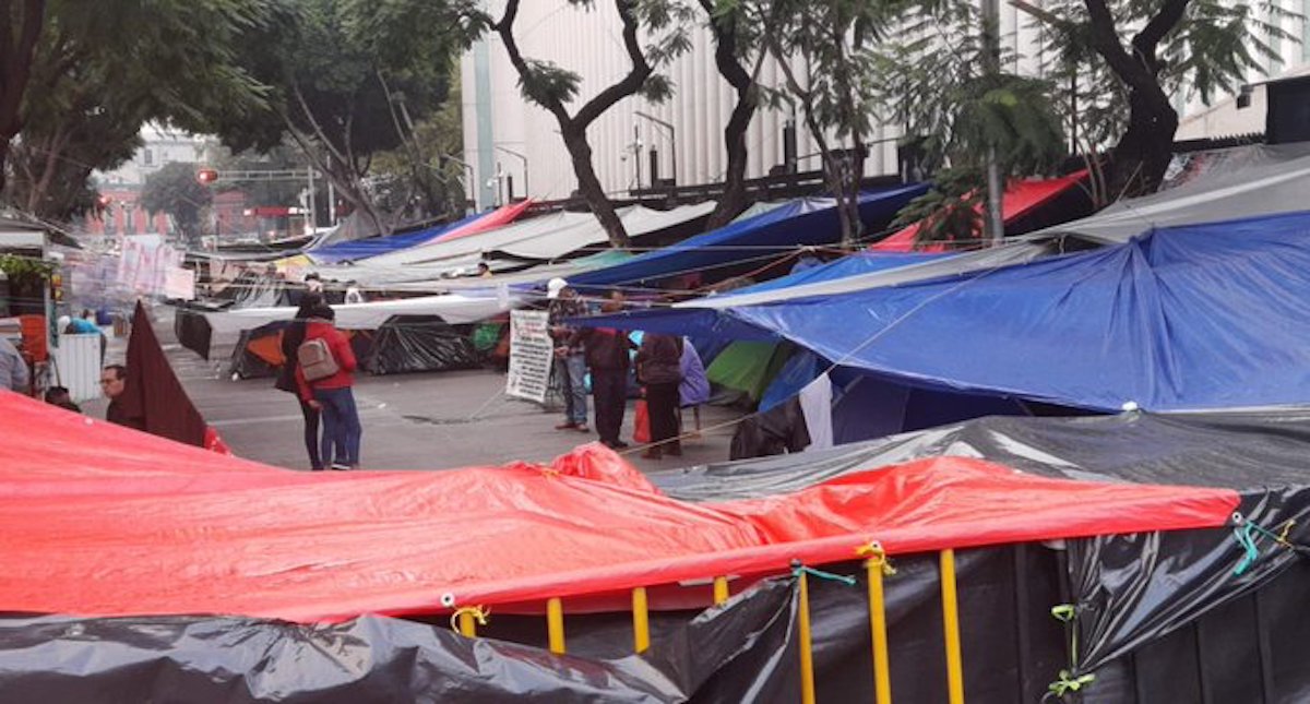 Continúa plantón de la CNTE en inmediaciones del Senado de la República