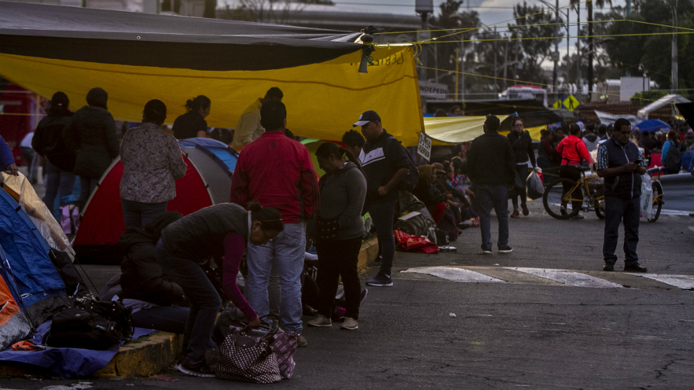 Siguen sin aprobarse leyes secundarias de Reforma Educativa; CNTE mantiene sitio en San Lázaro
