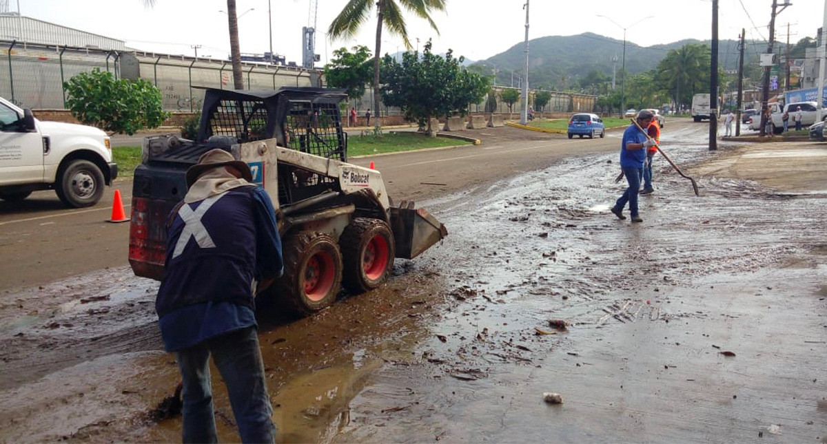 Reanudan clases en Colima tras paso del huracán Lorena