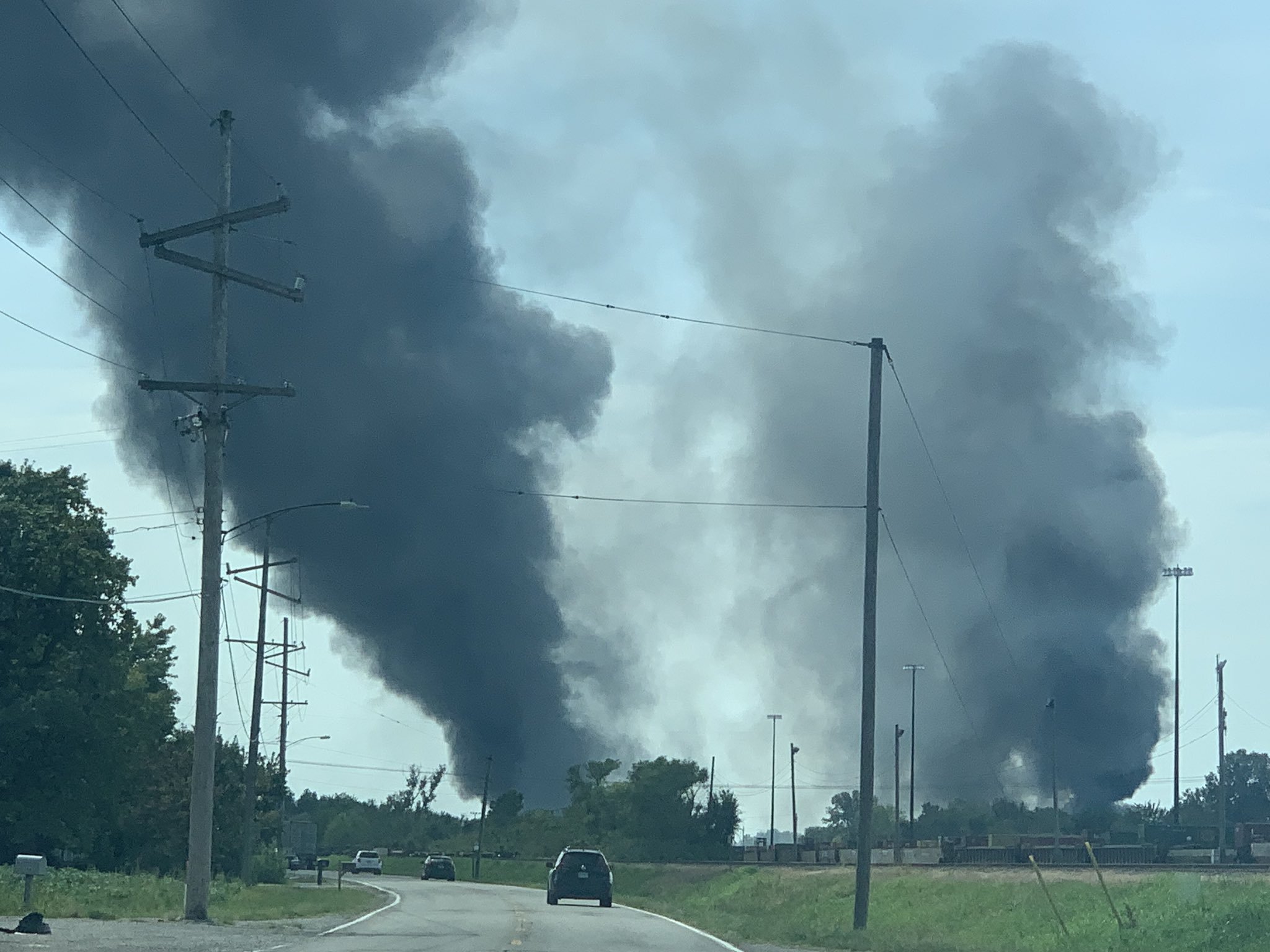 Tren descarrila y se incendia en Illinois - columna-de-humo-accidente-de-tren-illinois