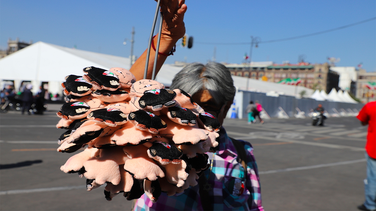 Aprovechan Informe de Gobierno para vender artículos de AMLO