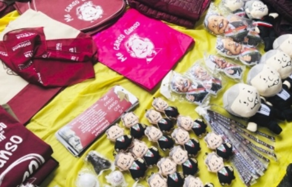 Aprovechan Informe de Gobierno para vender artículos de AMLO - comerciantes-palacio-nacional-primer-informe-de-gobierno