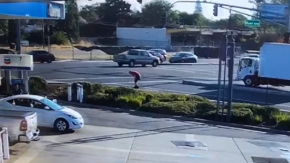 #Video Conductor ebrio cae de camión repartidor al girar abruptamente - conductor-de-camion-levantandose-de-accidente