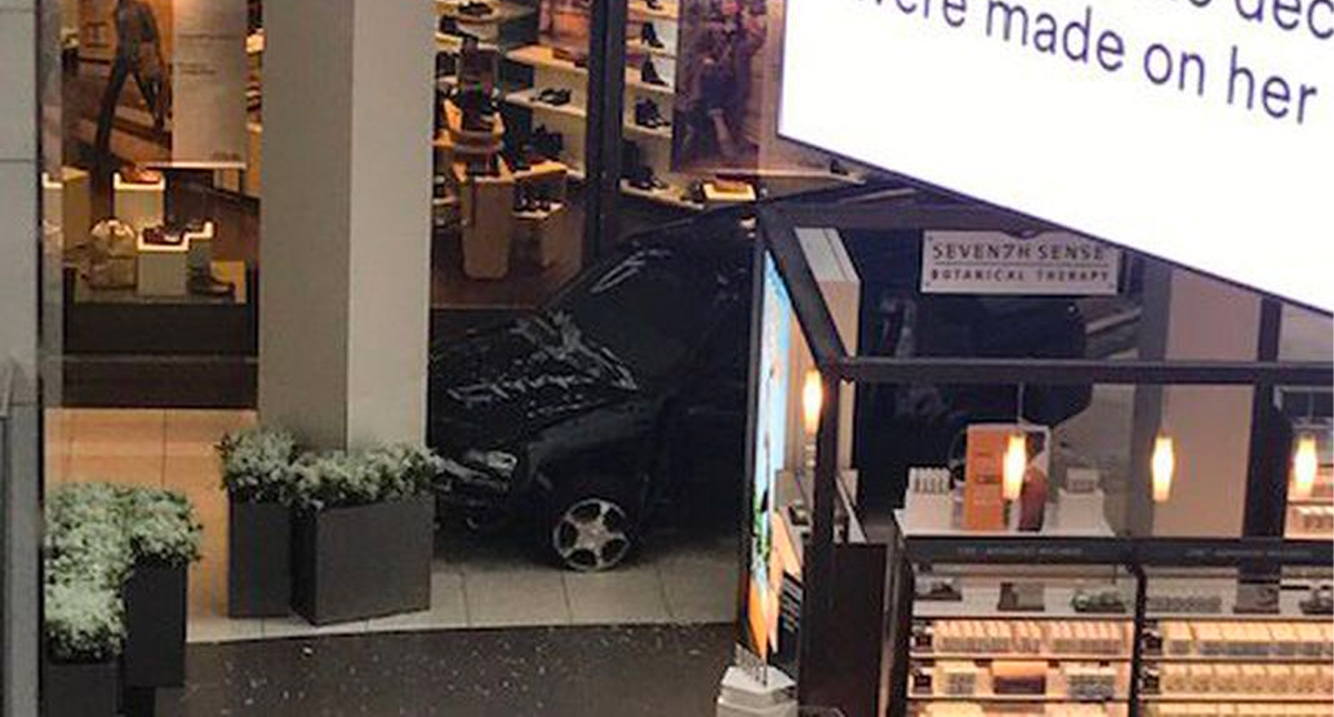 #Video Conductor irrumpe con su camioneta en centro comercial de Illinois