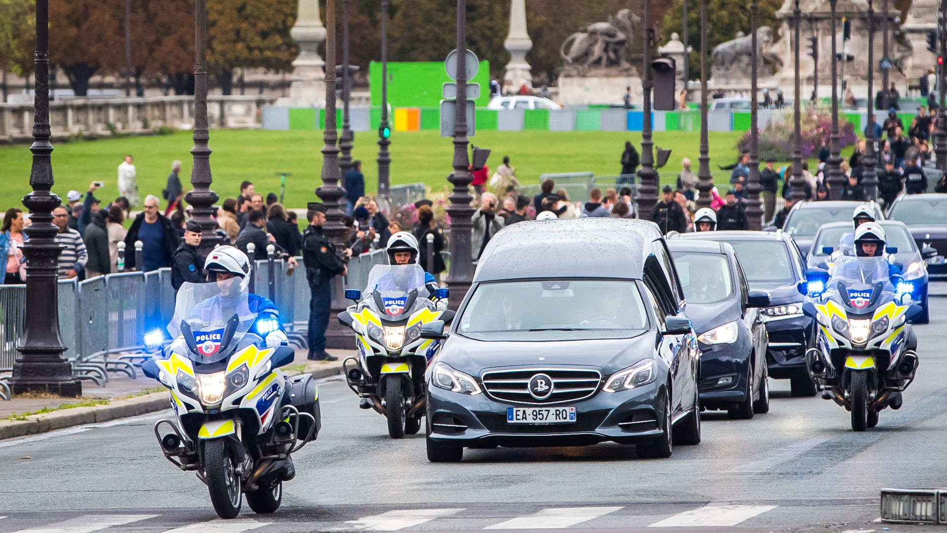 Miles de franceses rinden homenaje al expresidente Jacques Chirac - cortejo-funebre-con-restos-del-expresidente-de-francia