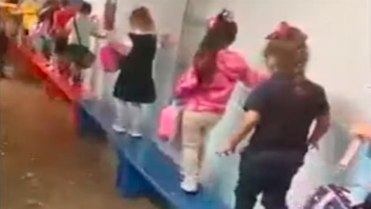 #Video Crean puente con bancos para evacuar escuela inundada en Houston