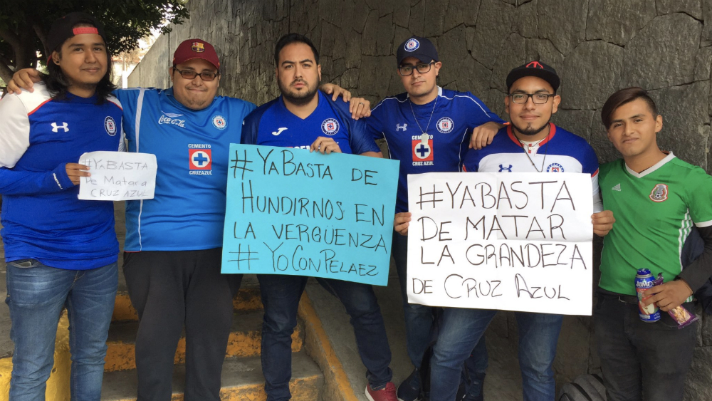 Dejen de matar la grandeza de Cruz Azul: aficionados en La Noria