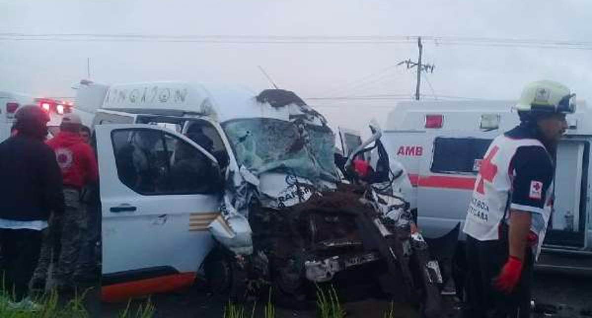 Choque de camioneta del DIF contra camión deja tres muertos en Hidalgo