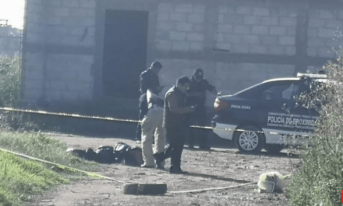 Abandonan cuerpo encobijado en Tecámac