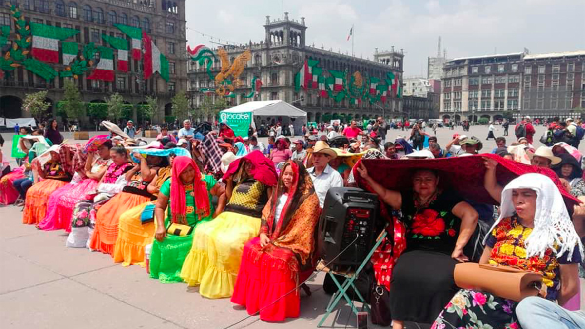 Damnificados de sismos de 2017 instalan plantón en el Zócalo