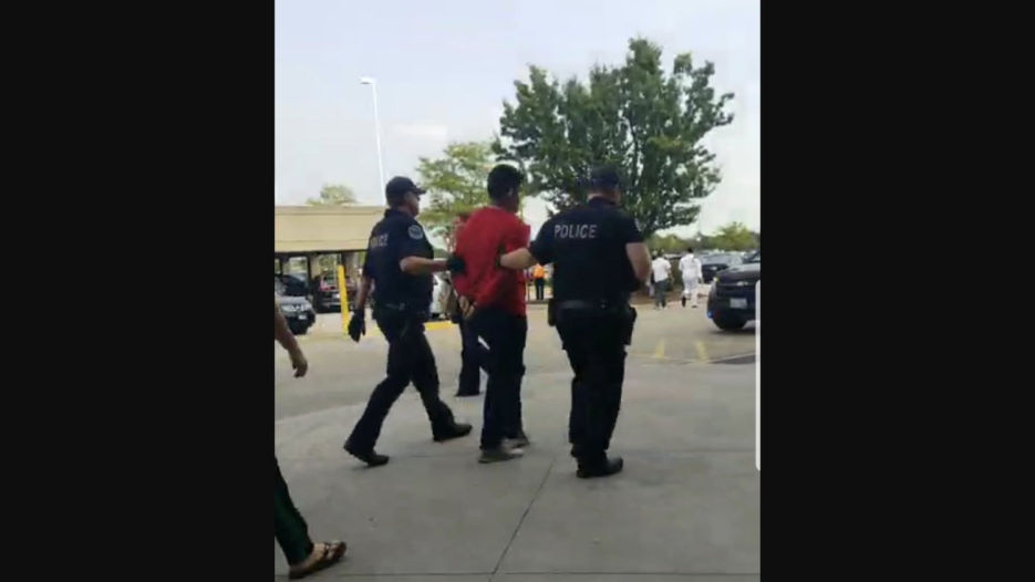 #Video Conductor irrumpe con su camioneta en centro comercial de Illinois - descarga-3