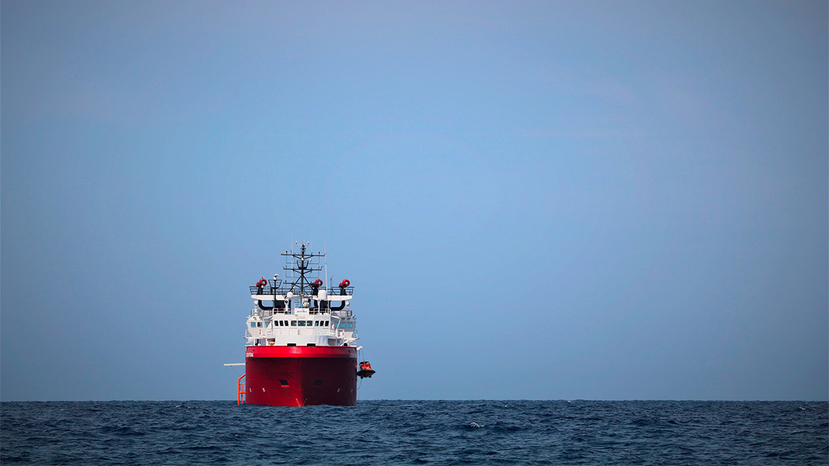 Italia permite desembarcar a migrantes del “Ocean Viking” en Lampedusa