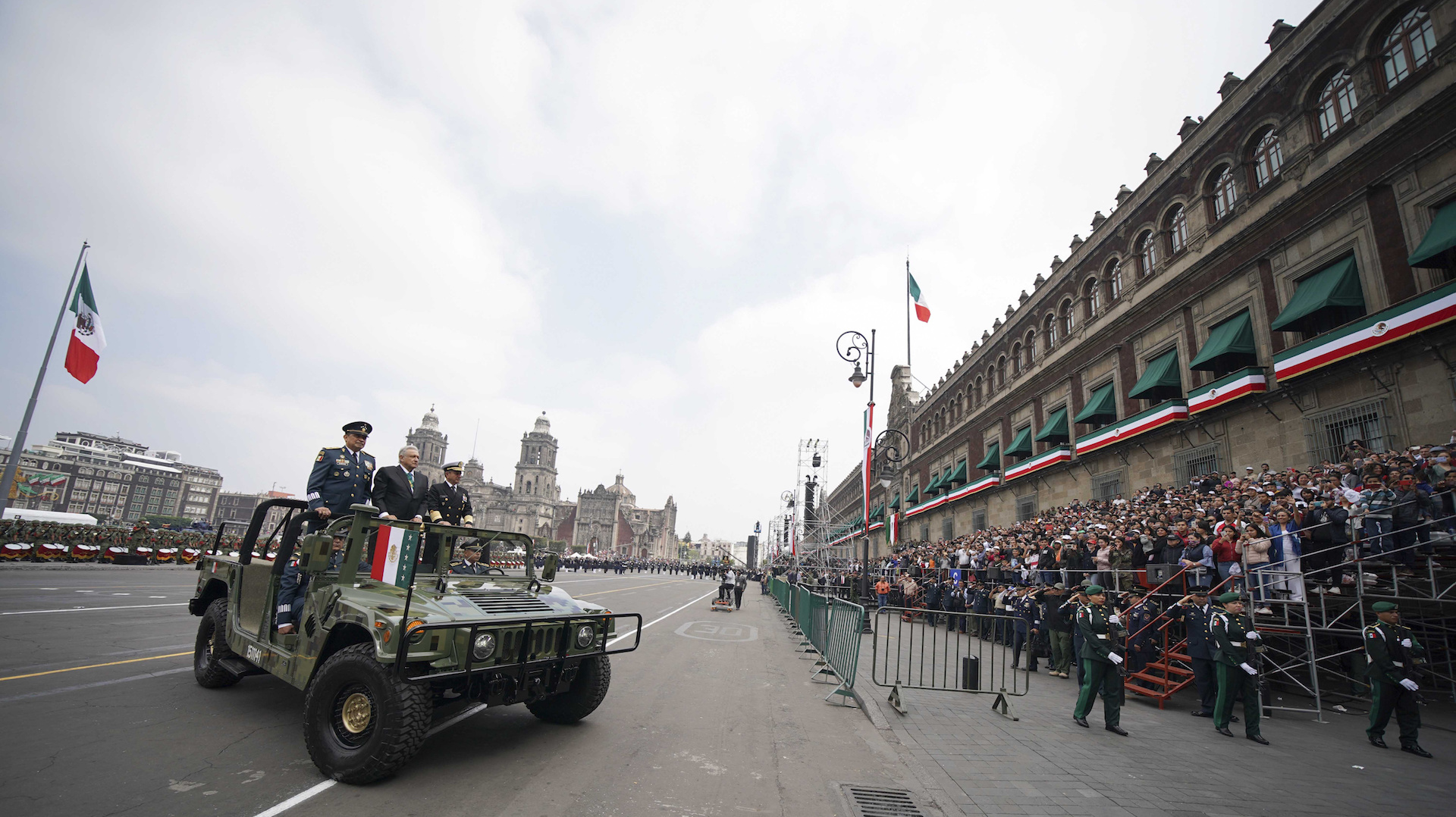 López Obrador encabeza su primer Desfile Militar