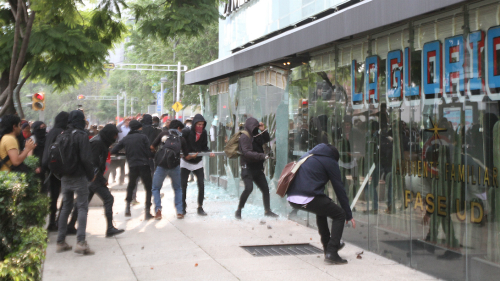 Claudia Sheinbaum reprueba destrozos tras marcha por Ayotzinapa Claudia Sheinbaum reprueba destrozos tras marcha por Ayotzinapa