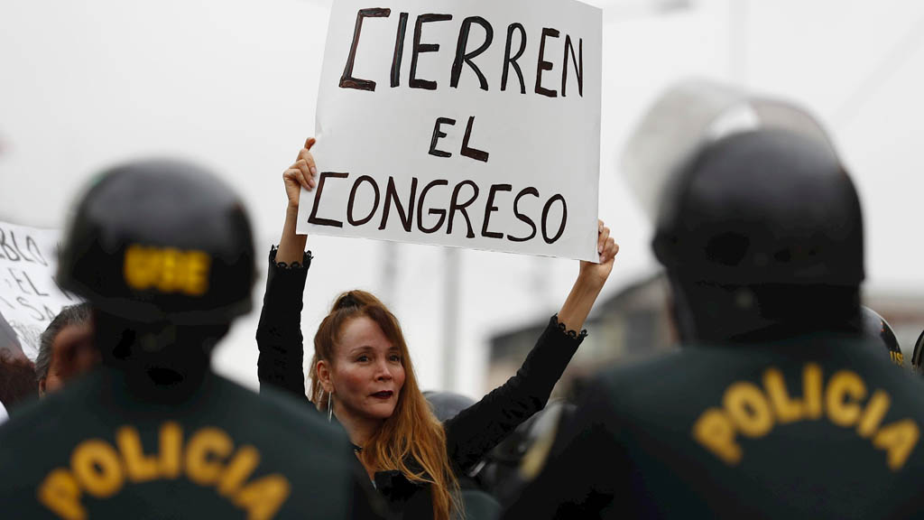 La disolución del Congreso peruano, la crisis que inició en 2016
