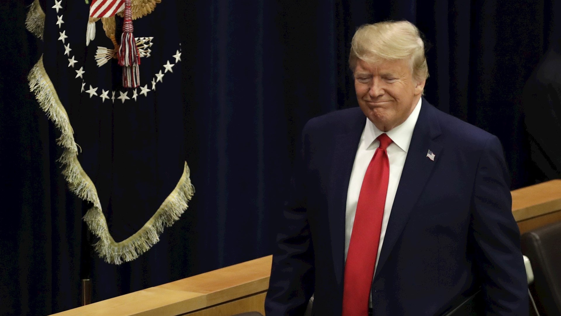 Trump divulgará “transcripción completa” de su llamada con líder ucraniano