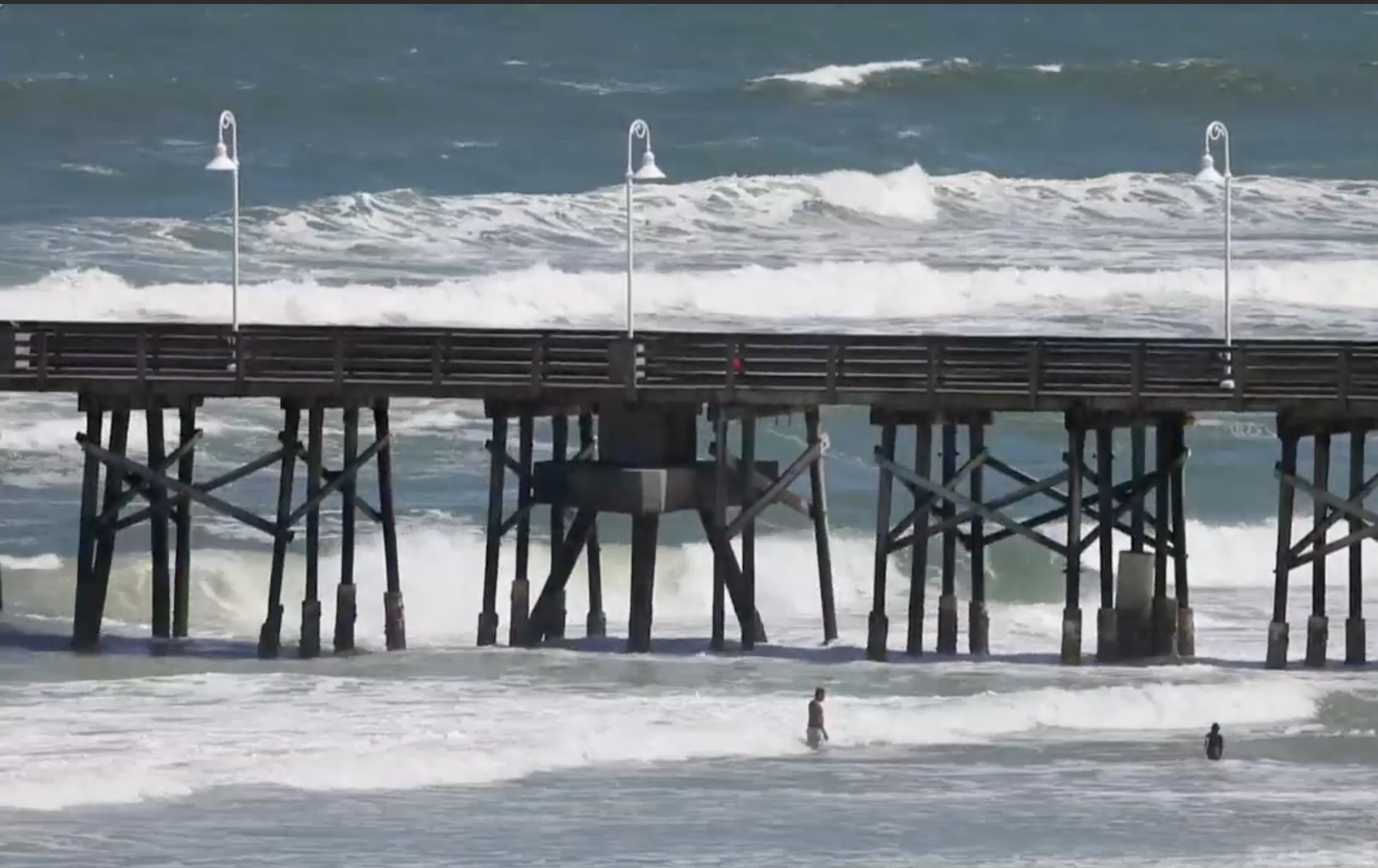 Cierran aeropuertos, puertos y servicios de trenes en Florida por Dorian
