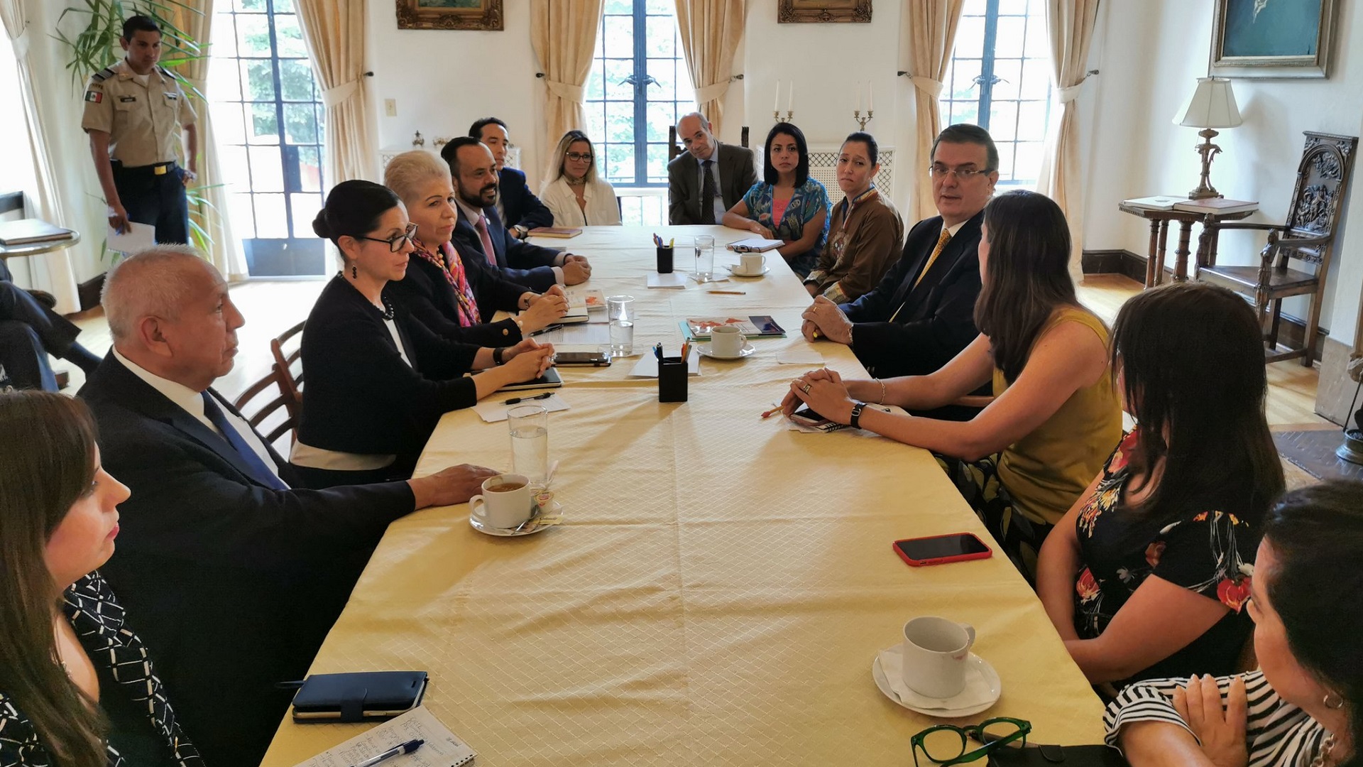 Ebrard visita sede de México en la OEA antes de reunión con Pence