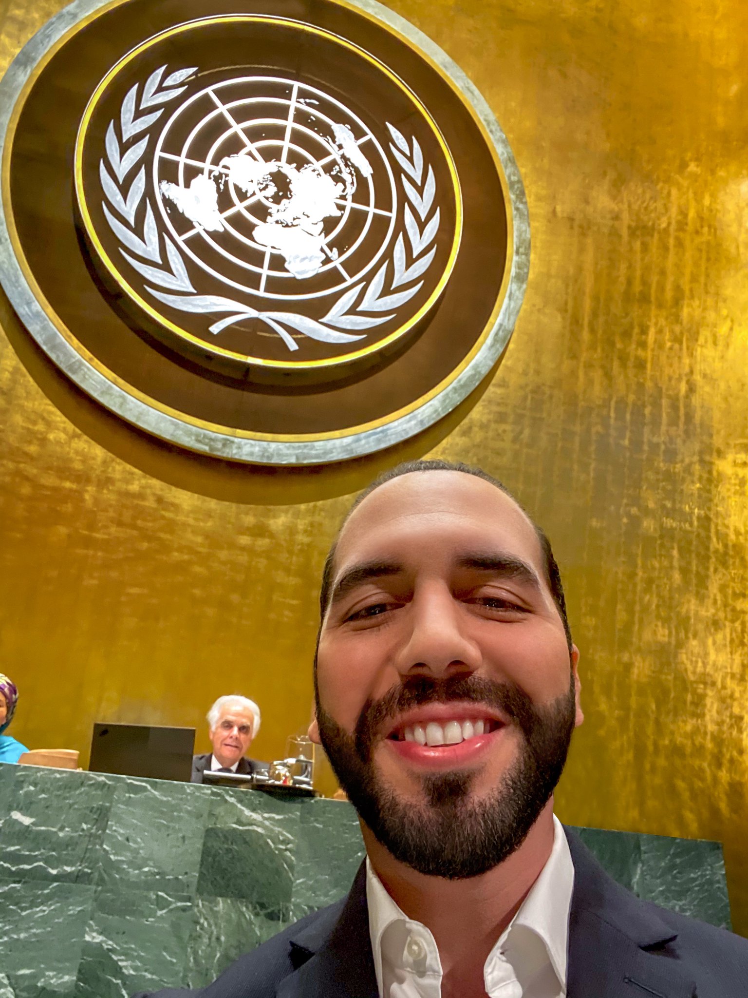 Presidente de El Salvador se toma selfie en la Asamblea General de Naciones Unidas - efag4fmxsaaz08c