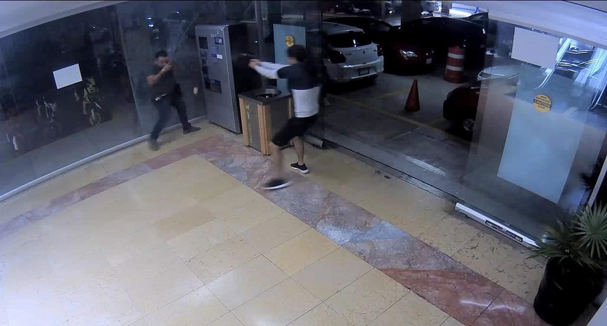 Ejecutan a hombre en estacionamiento de plaza comercial de Morelos