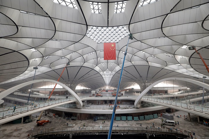 Inicia operaciones el nuevo mega aeropuerto internacional de China - el-aeropuerto-internacional-daxing-de-beijing-fue-construido-en-forma-de-fenix