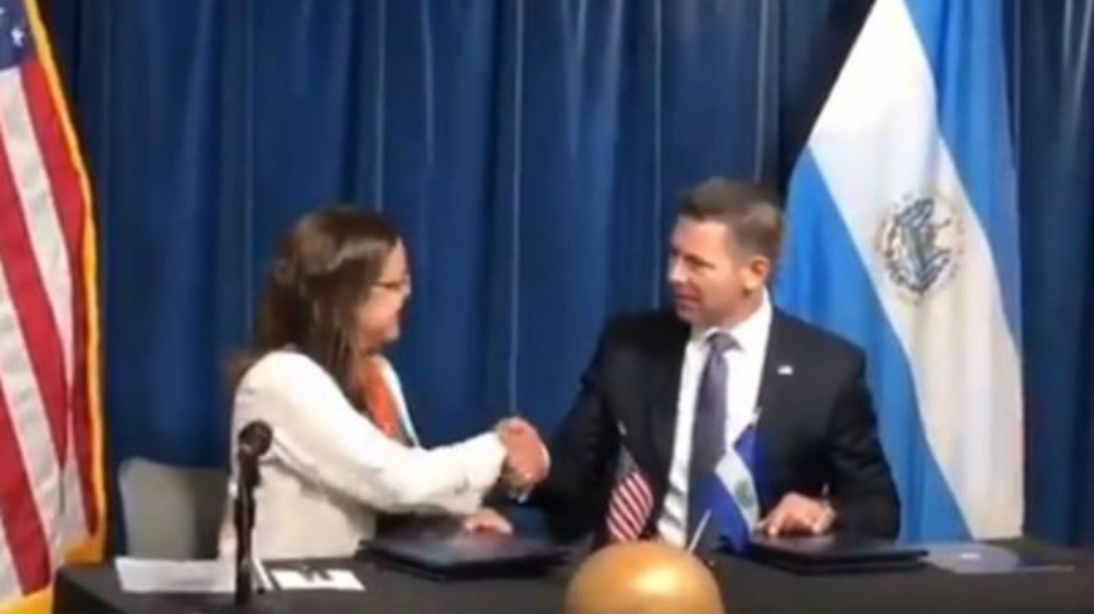 EE.UU. y El Salvador firman acuerdo de cooperación en migración