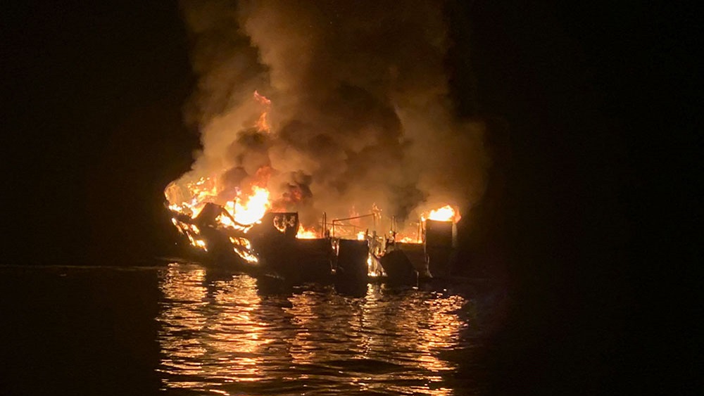 Recuperan cadáveres de 33 víctimas de incendio de barco en California - embarcacion-en-llamas