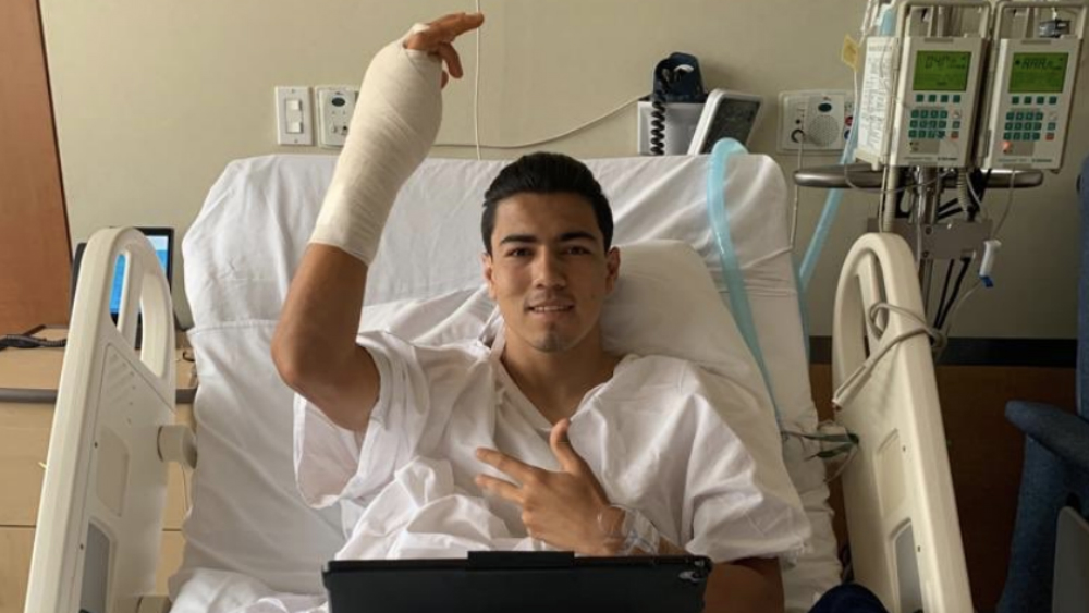 Operan con éxito a Erick Gutiérrez tras fractura en mano derecha