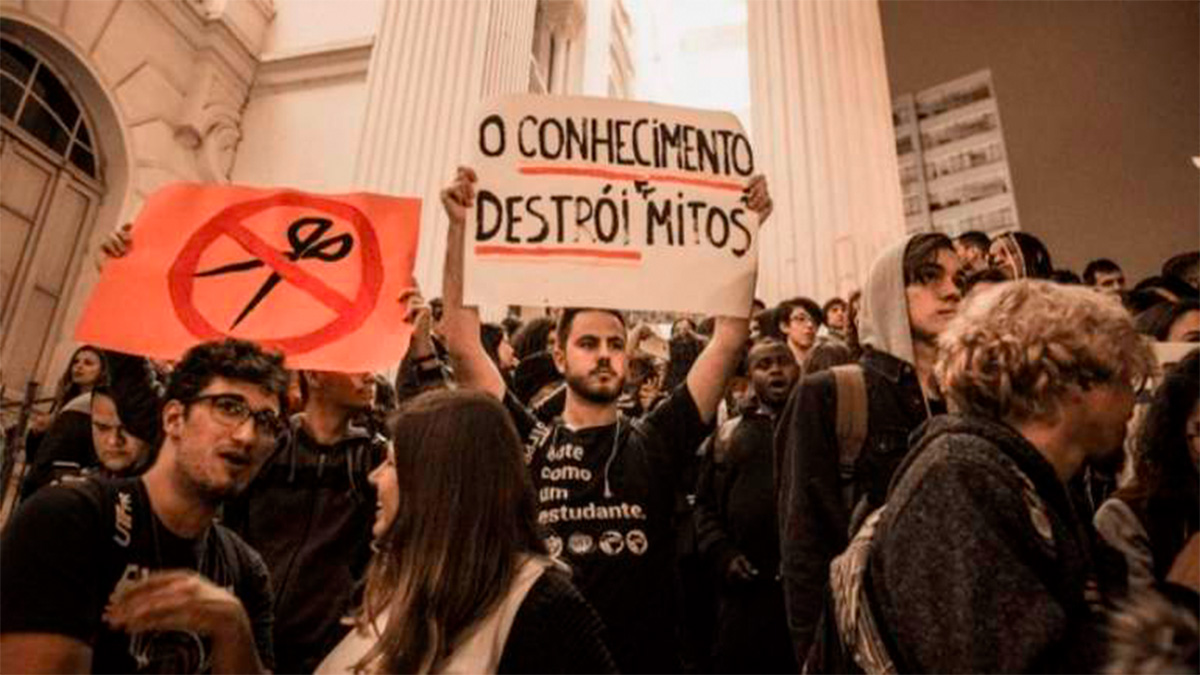 Estudiantes marchan de negro en Brasil contra políticas de Bolsonaro