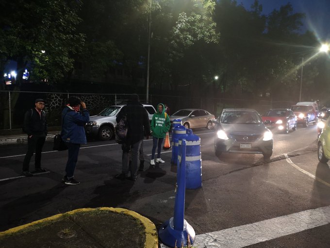 Jóvenes bloquean acceso a la Facultad de Ciencias Políticas de la UNAM - estudiantes-tienda-unam