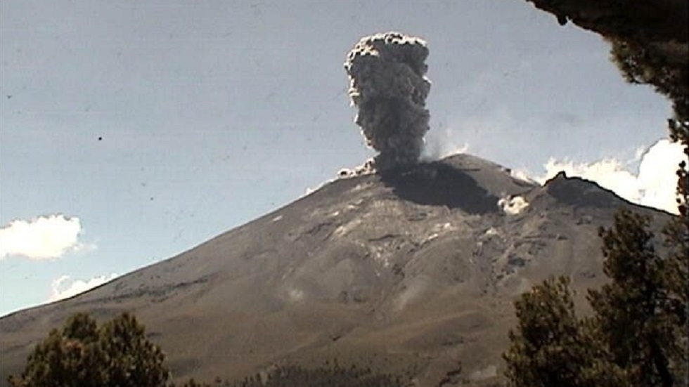#Video Volcán Popocatépetl eleva columna de 2 km por explosión