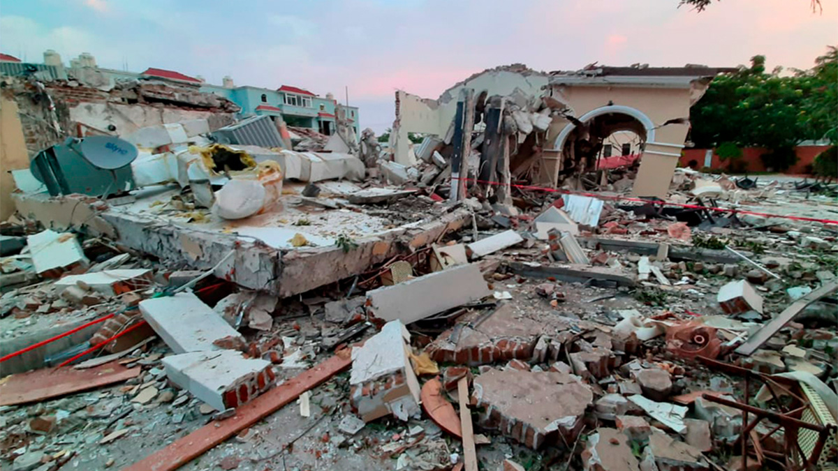 Explosión por gas destruye hotel y restaurante en Veracruz