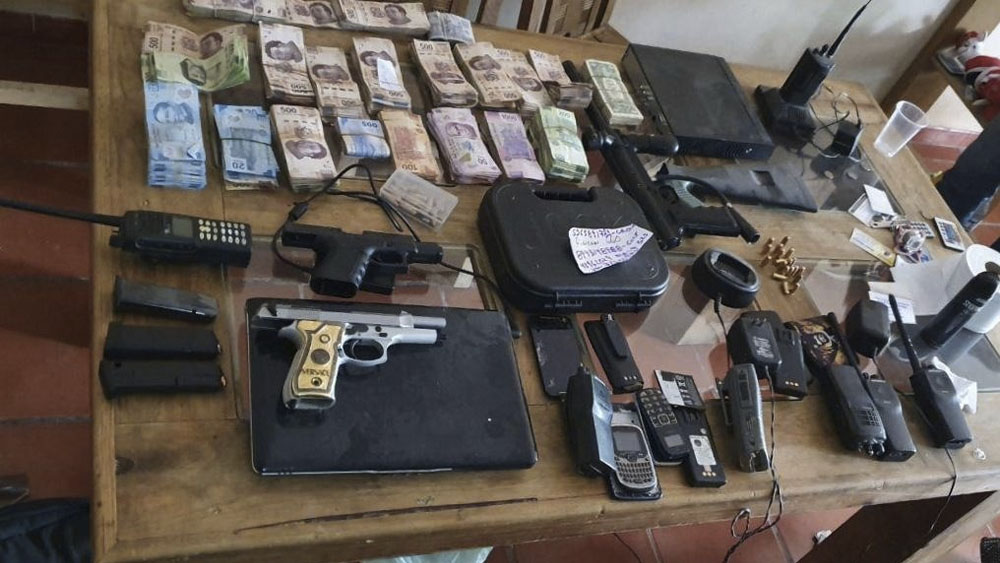 Detienen a extorsionadores con armas, vehículos, joyas y efectivo
