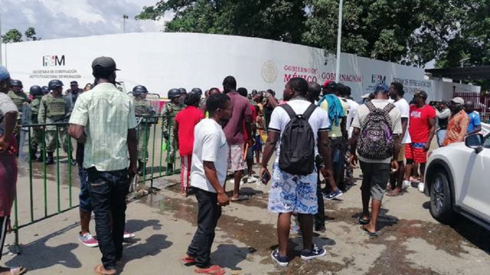 Migrantes desatan nuevo enfrentamiento en Tapachula - extranjeros-afuera-de-la-estacion-migratoria-siglo-xxi