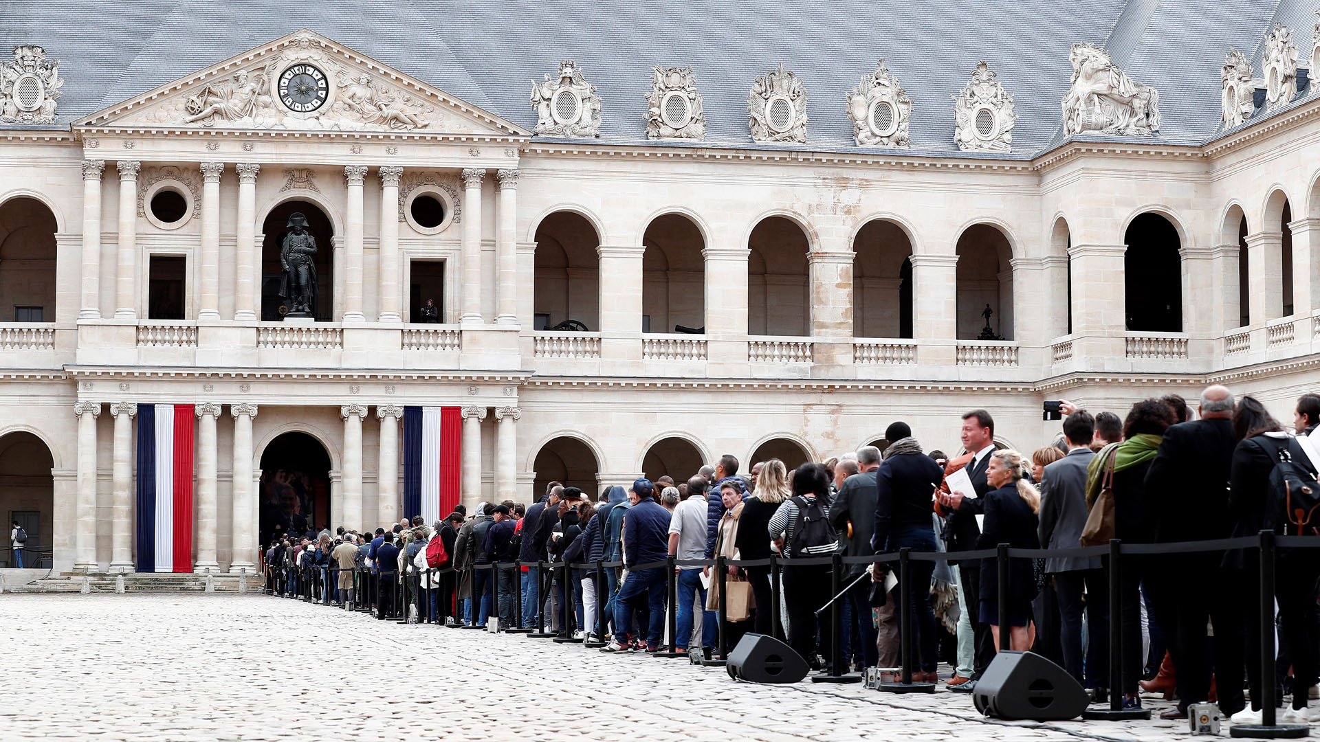 Miles de franceses rinden homenaje al expresidente Jacques Chirac - fila-para-entrar-a-la-iglesia-de-san-luis-de-los-invalidos-en-paris