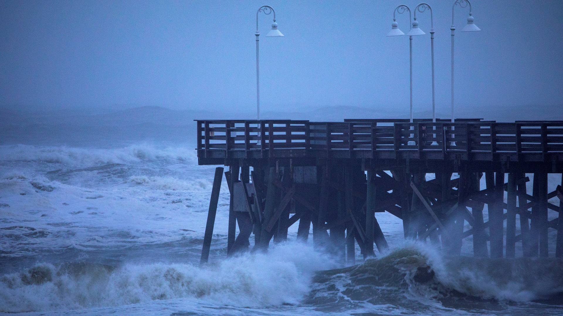 Dorian descarga viento y lluvia sobre el litoral de Florida